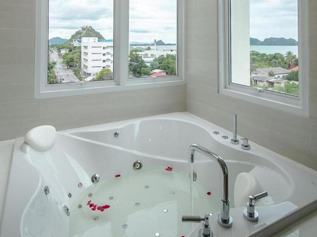 Prachuap Grand Hotel Прачуапкхирикхан Экстерьер фото